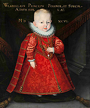 Porträtt av liten pojke i röd klänning, med röd mantel och vit kräge. Allt är kantat och dekorerat med guld