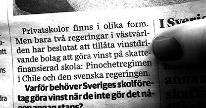 Foto av notis ur tidning med texten: Privatskolor finns i olika form. Men bara två regeringar i västvärlden har beslutat att tillåta vinstdrivande bolag att göra vinst på skattefinansierad skola: Pinochetregimen i Chile och den svenska regeringen. Varför behöver Sveriges skolföretag göra vinst när de inte gör det någon annanstans?