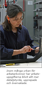 Foto av kvinna som monterar något med en skruvmejsel i ena handen. Under bilder står texten:  Inom många yrken för arbetarkvinnor har arbetsuppgifterna blivit allt mer detaljstyrda, upprepade och övervakade.