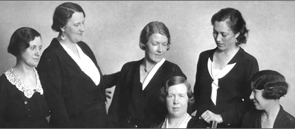 Foto av sex kvinnor varav fyra står och två verkar sitta, men endast huvudena på dem syns