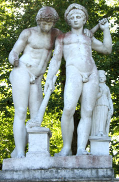 Staty med stora män och liten kvinna.