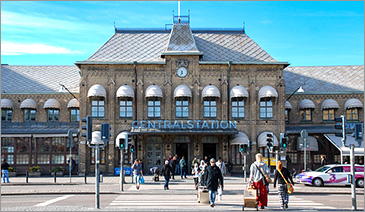 Foto av ingången till centralstationen i Göteborg med folk som går ut och in