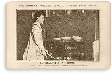 Foto av en kvinna framför spisen och texter om Women's Freedom League - Suffragettes at Home, och underst: Miss Agnes Leonard (Sheffield) Cooking a Vegetarian Dinner.