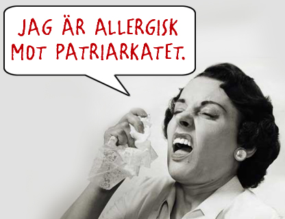 Foto av en kvinna som nyser med en näsduk i handen. Bredvid finns en pratbubbla med texten: Jag är allergisk mot partriarkatet.
