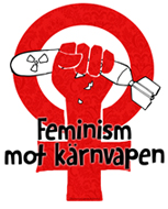 Ett rött kvinnomärke med knuten näve som krossar i missil. På det står i svart text: Feminism mot kärnvapen