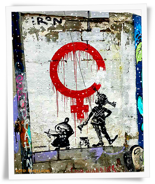 Grafitti med Pippi Långstrump som målar ett kvinnomärke på en vägg där Lilla My står bredvid och skjuter slangbella