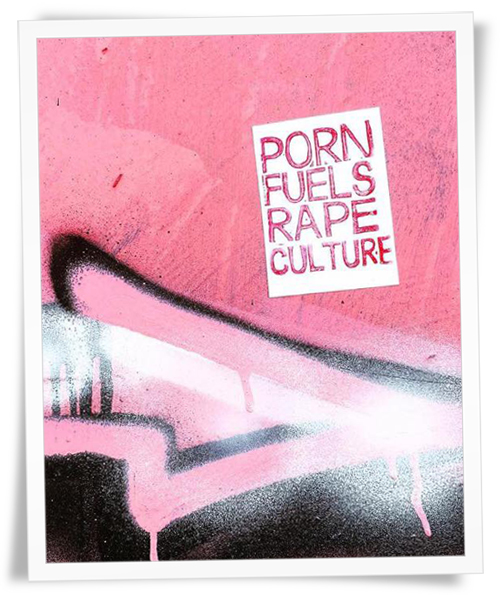 Foto av vägg med rosa grafitti där det sitter ett plakat med rosa text: Porn fuels rape culture