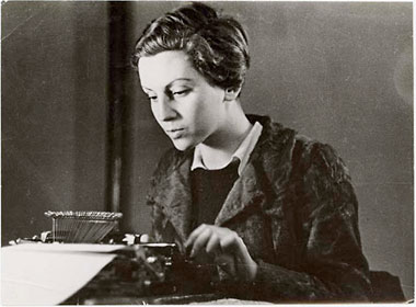 Foto av Gerda Taro, taget av Fred Stein