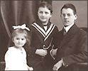 Foto av Melitta Bentz barn Herta, Horst och Willy. Herta har en vit rosett i håret och Horst har sjömanskostym. Willy, som är äldst är klädd som en vuxen, med kostym