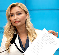 Foto av Ebba Busch som håller upp ett abortkontrakt