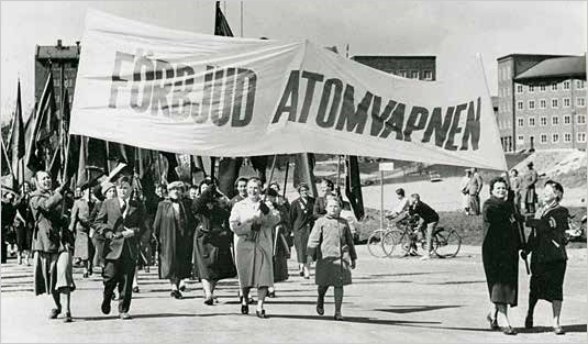 Foto av demonstrationståg med stor banderoll: Förbjud atomvapen
