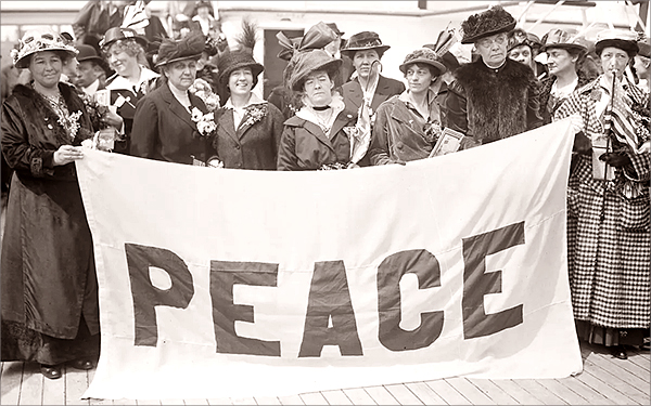 Foto av båten med den amerikanska delegationen till kvinnornas fredskongress i Haag 1915, där de håller upp en fredsflagga